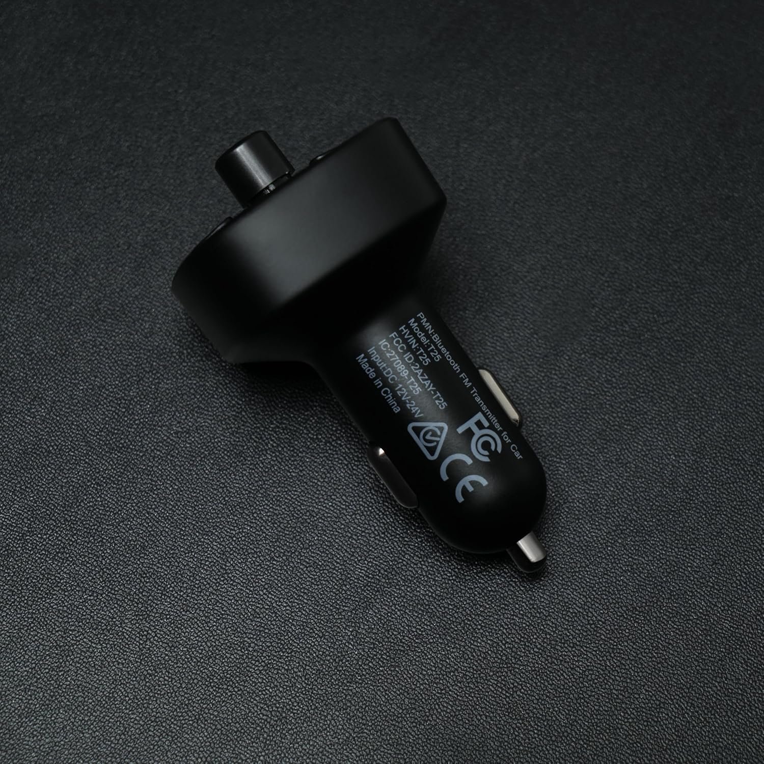 车载蓝牙FM发射器：留学生海外自驾听歌充电免提通话一机搞定，长途旅行缓解乡愁更安心