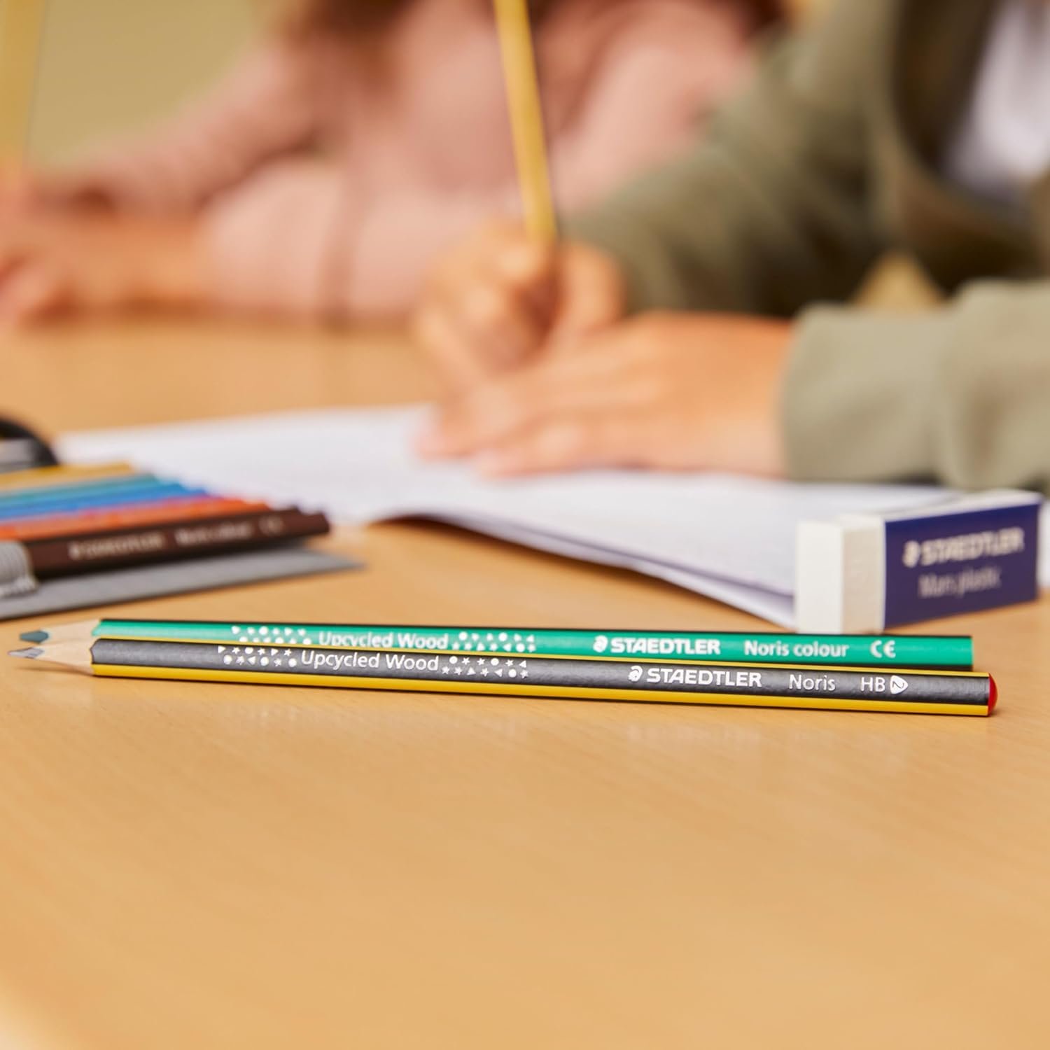 留学生宿舍笔记修正利器：白色塑料乙烯橡皮擦4装，精准擦净无屑不伤纸